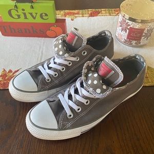 Converse woman’s all star chucks! Sz 8
